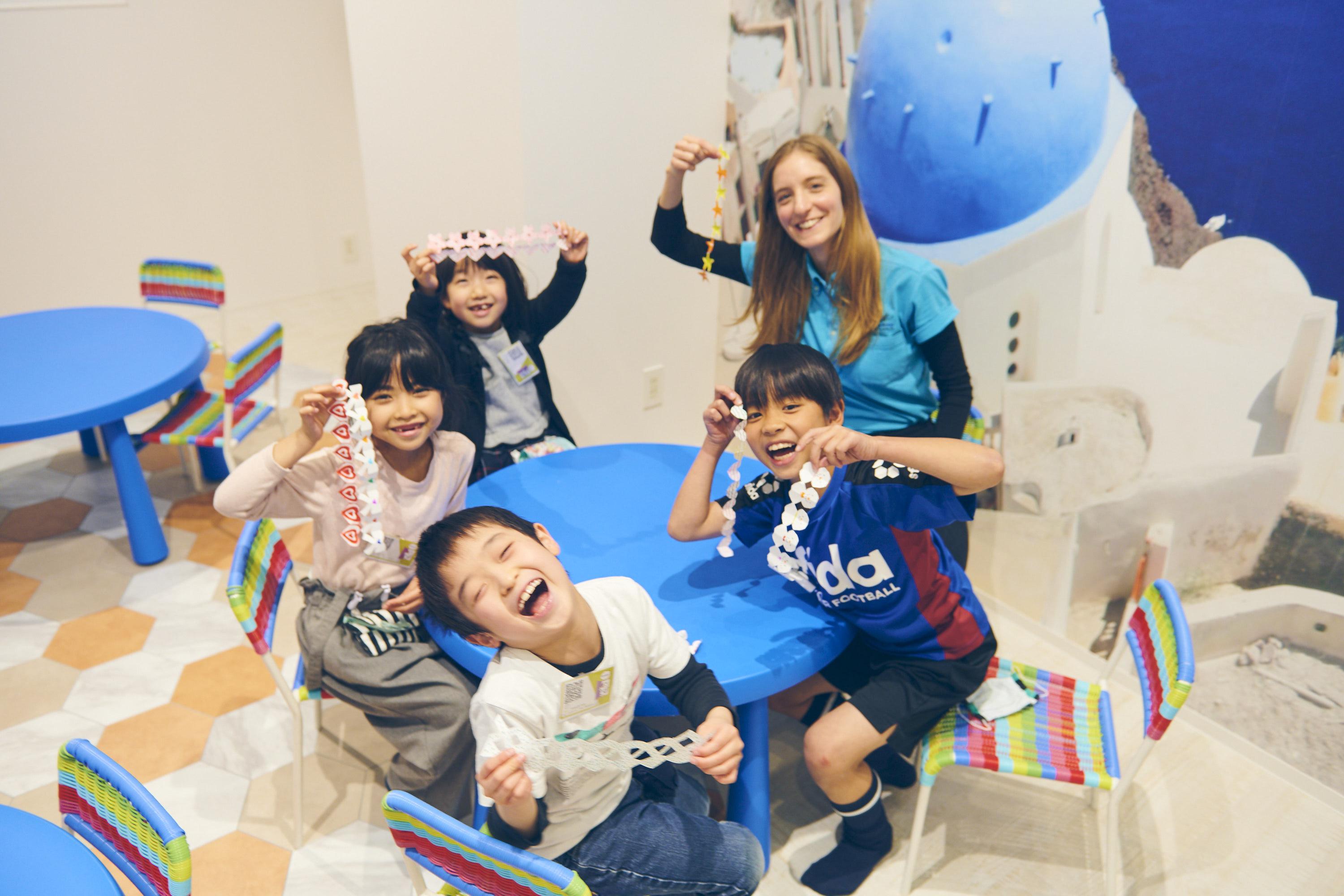 英語ネイティブ講師と生徒が過ごしている様子