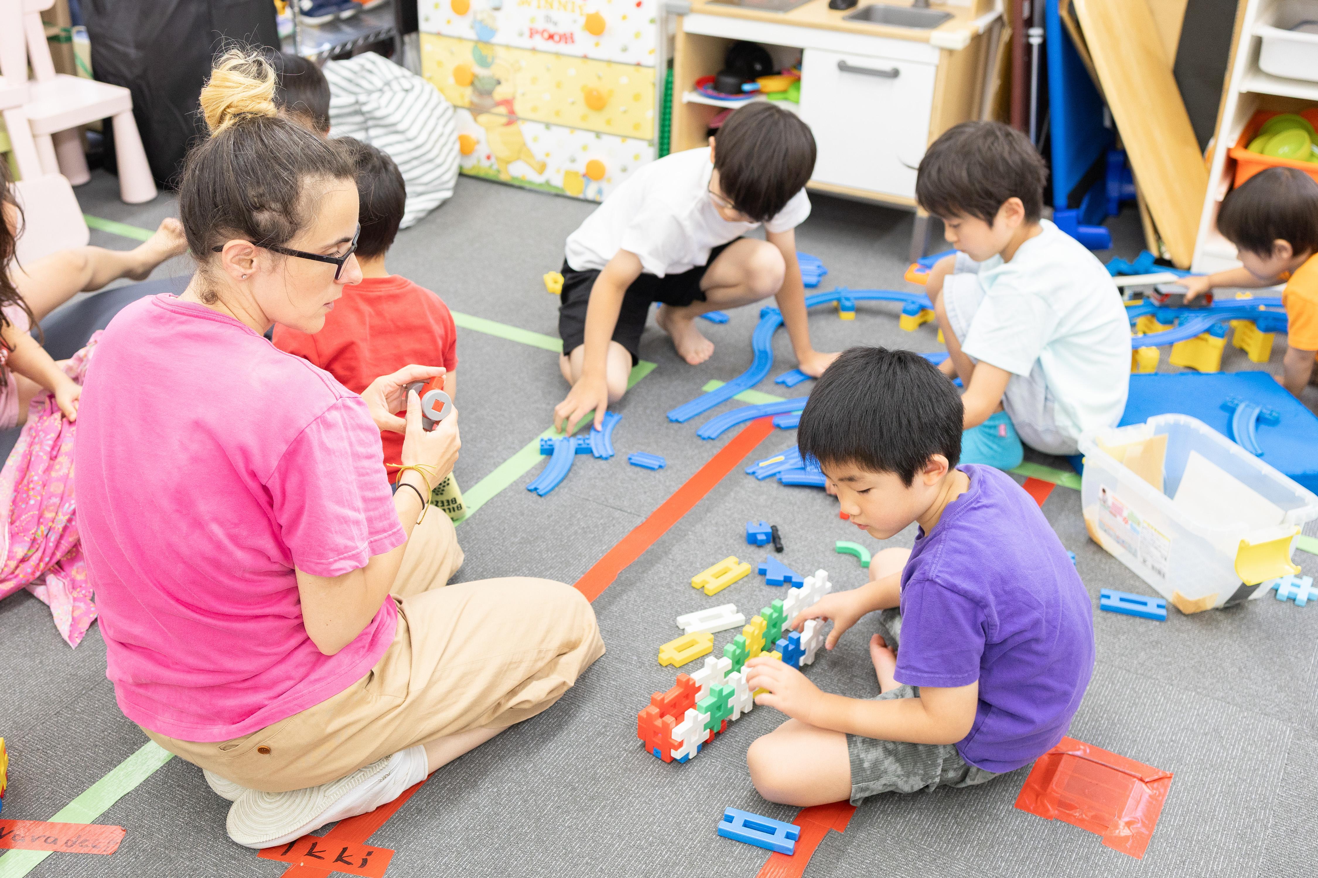 カリキュラムに沿ったレッスンだけでなく、自由保育の時間も楽しめます。
