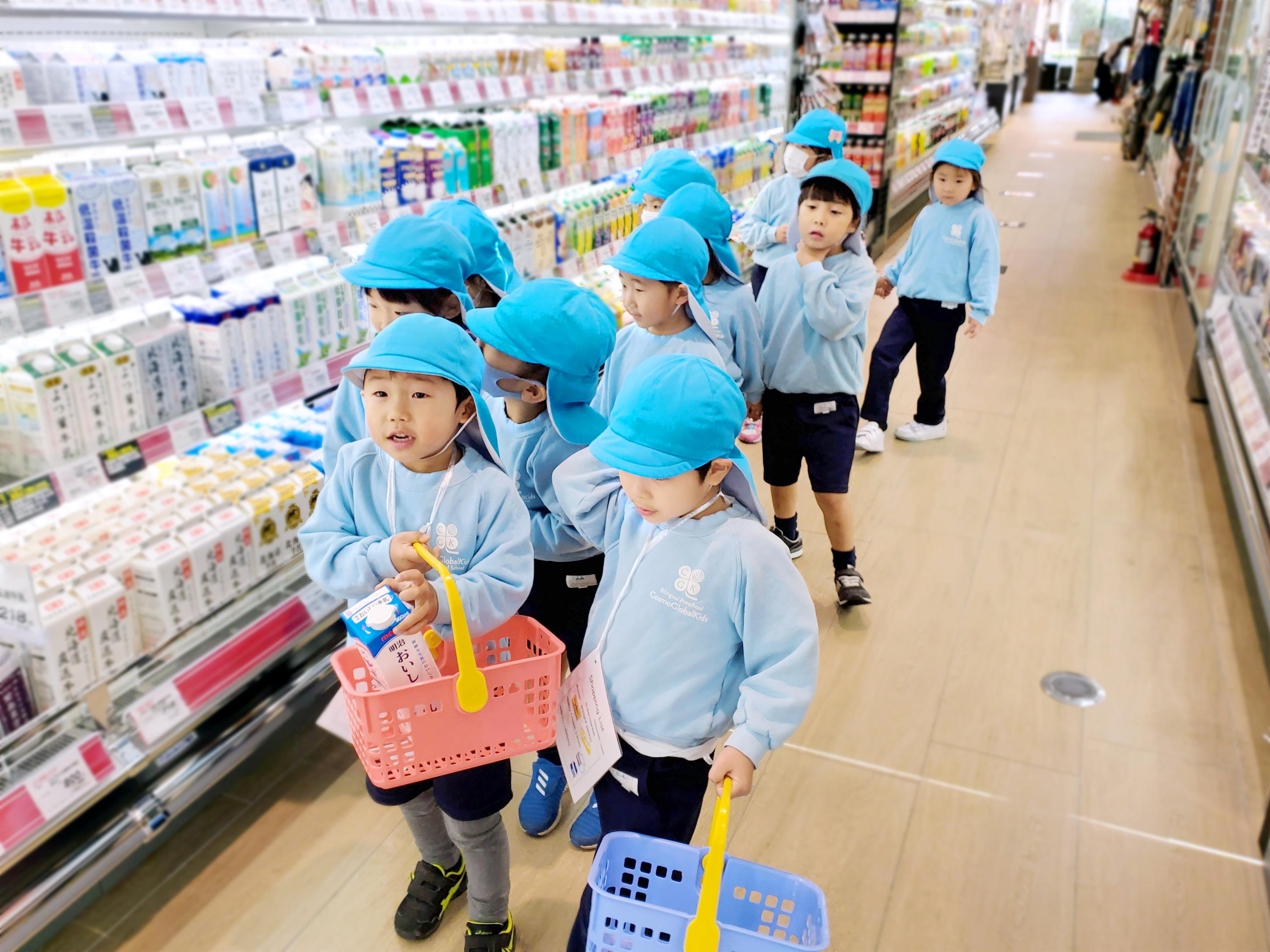 みんなでスーパーでお買い物